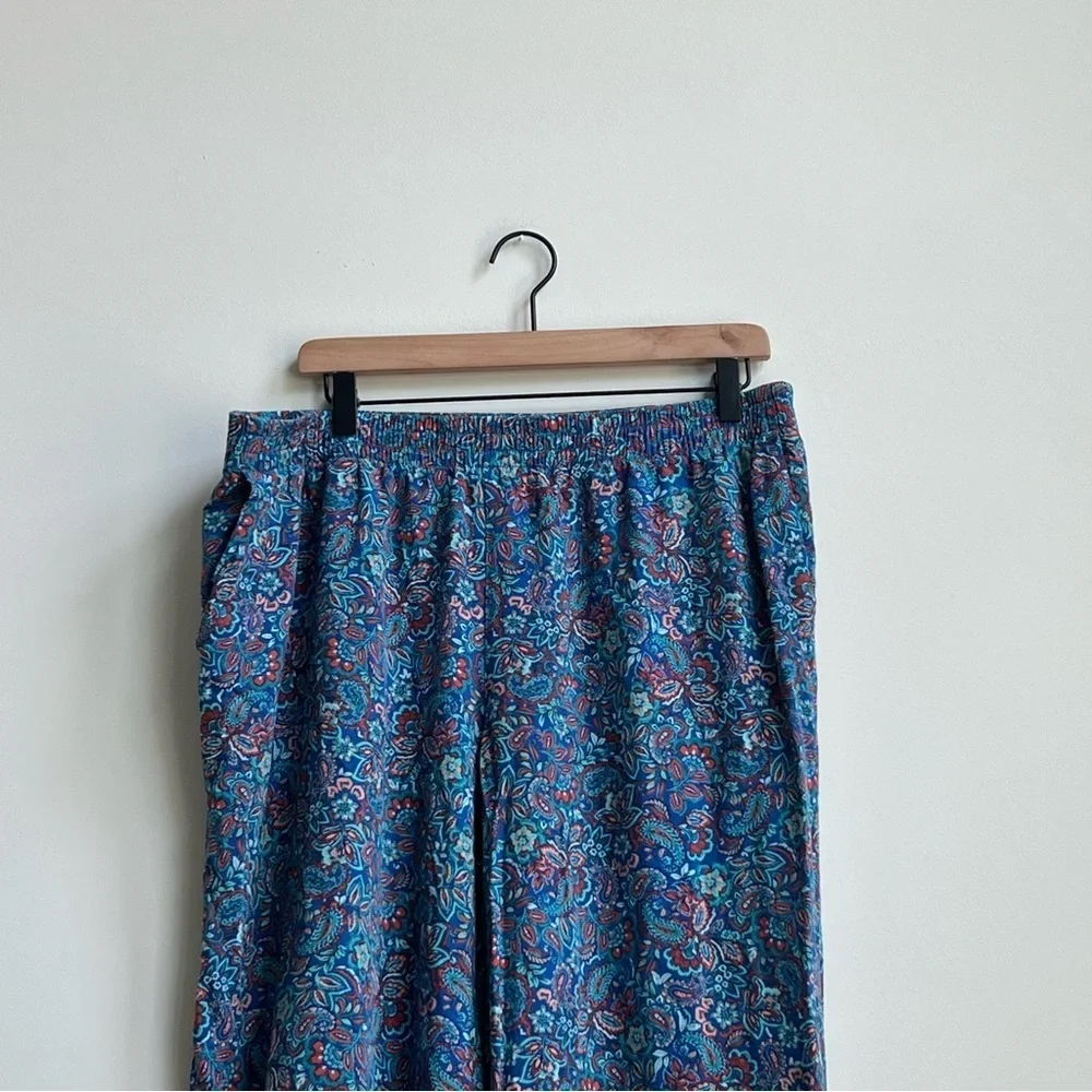 Women’s pants J Jill Silky-Soft Full-Leg Crops small Paisley Floral Beach